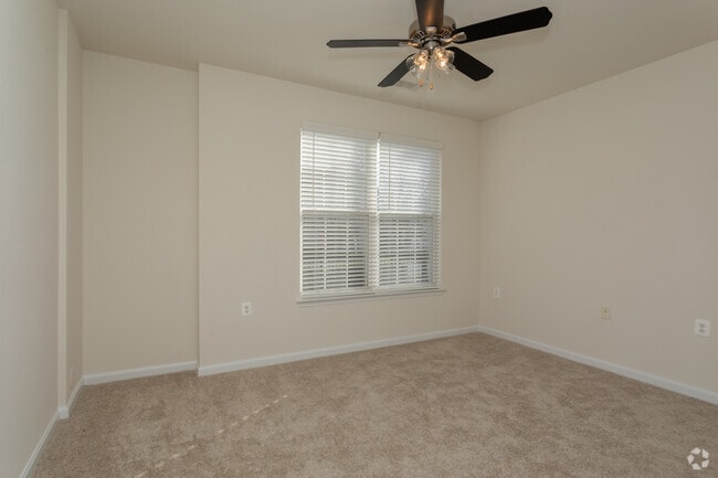 1BR, 1BA - 806 SF - Broadlands Apartments