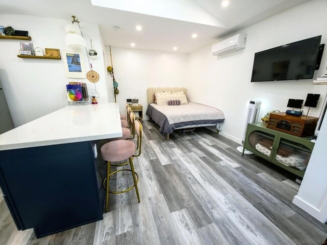 Photo - 3080 Ivy St