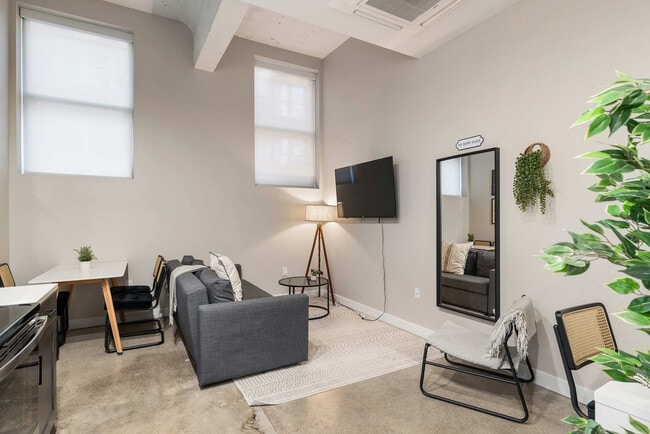 Building Photo - 205 W 4th St Unit ID1301409P