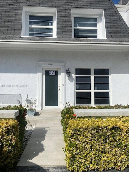 Building Photo - 613 NE 26th Ave