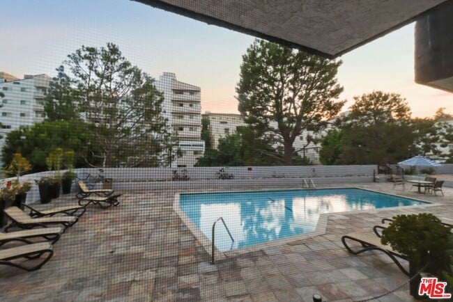 Photo - 10982 Roebling Ave