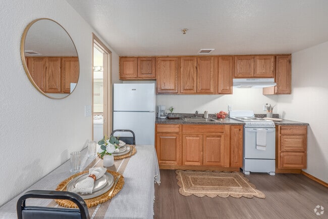 1BR, 1BA - 750SF - Kitchen & Dining Area - Sportsman's Royal Manor