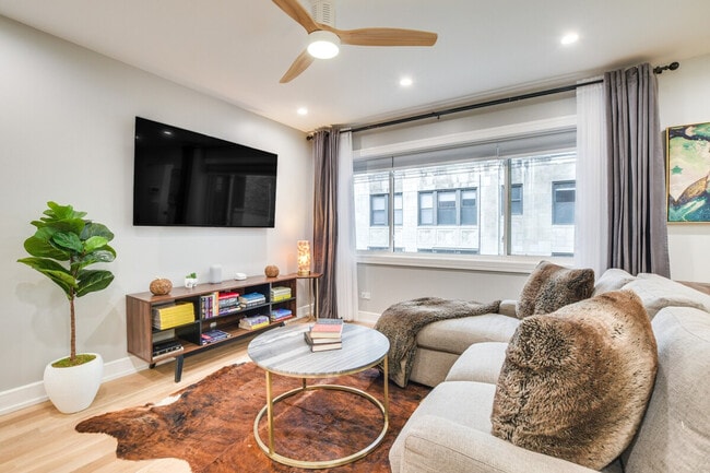 Building Photo - 6242 N Kenmore Ave Unit ID1305619P