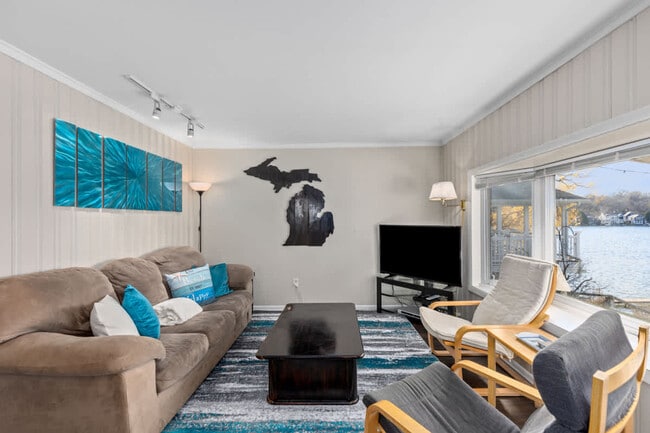 Photo - 8685 Je-NE-Be Dr NE Unit ID1364137P