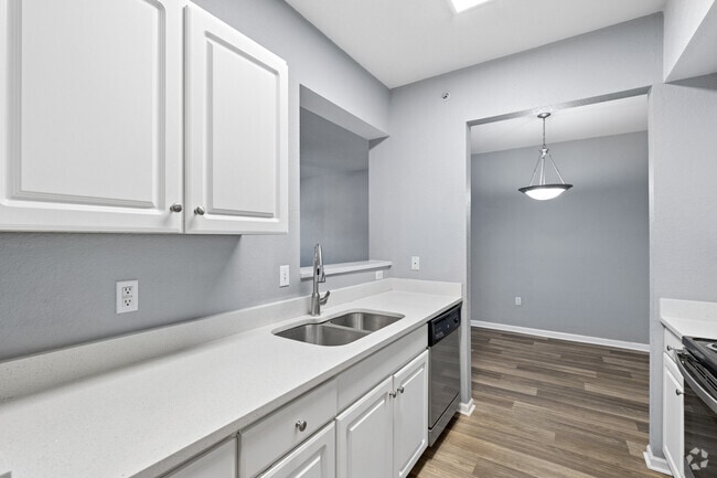 B2 - 2BR, 2BA - 1,055SF - Kitchen - Parkway Commons