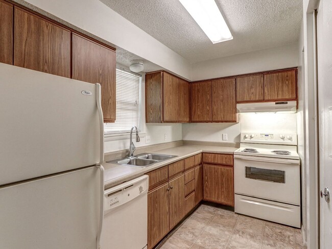 Building Photo - Ashley Pointe