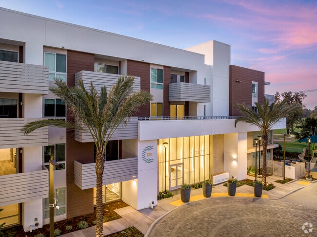 Lux Costa Mesa - Lux Costa Mesa