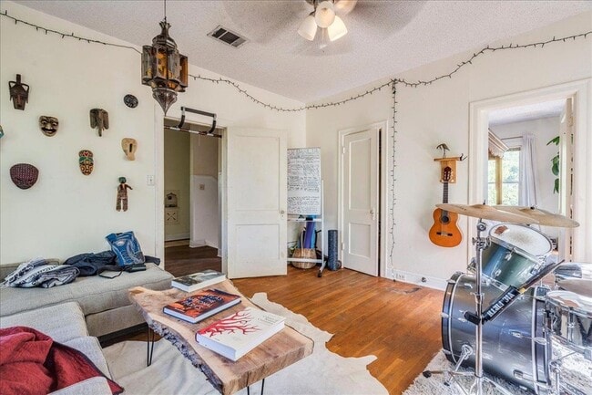 Photo - 1103 W 22nd St Unit B