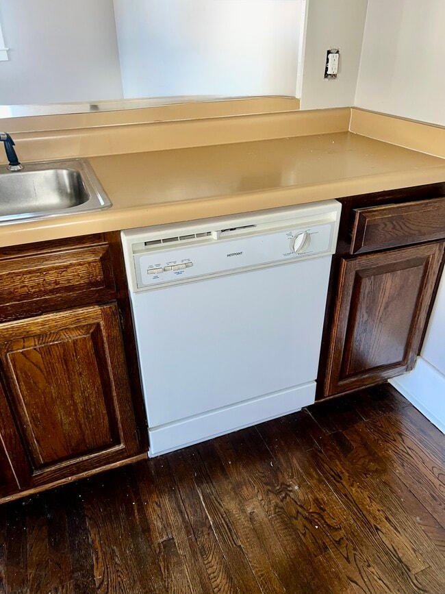 Unit #4 Kitchen - 200 Stonewall St