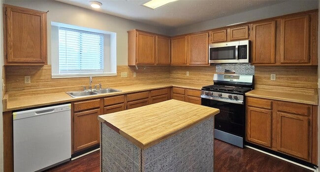 Photo - 2120 Zephyr Ln