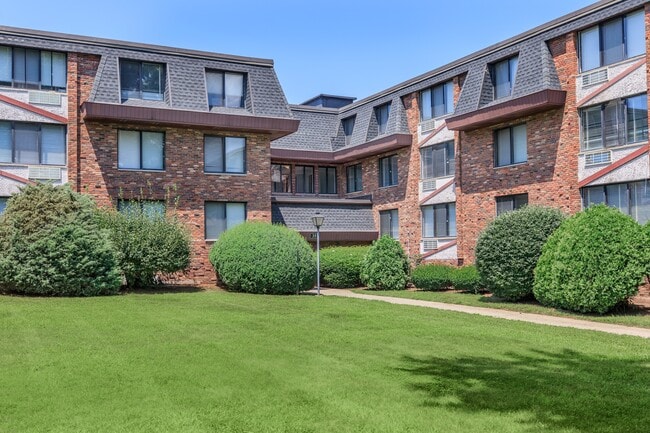 Building Photo - Woodcliff Estates