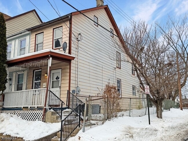 Building Photo - 65 Davis St