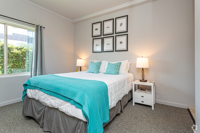 1 BR, 1 BA - 577 SF - Cottages at Corporate