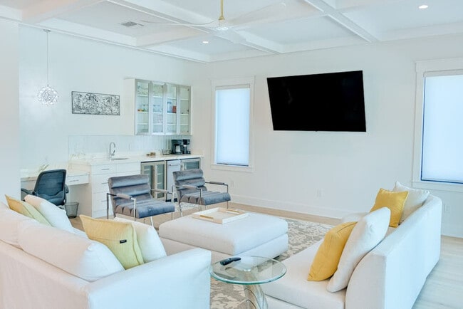 Building Photo - 311 N Bay Blvd Unit SI ID1591351P