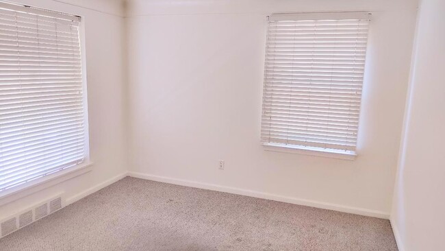 Photo - 9928 Roseland St