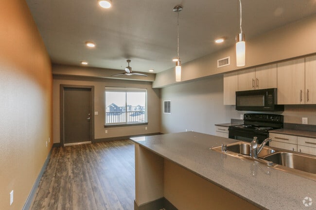 1BR, 1BA - 800 SF - Central Park Villas