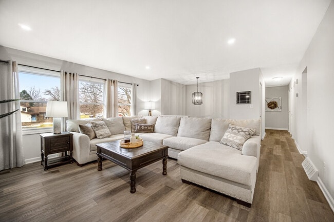 Building Photo - 560 Kathleen Dr Unit ID1301332P