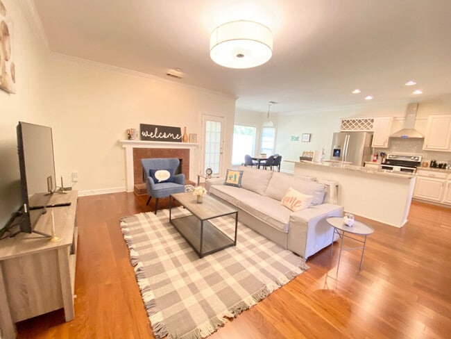 Building Photo - 2300 Evergreen Ln Unit ID1254403P