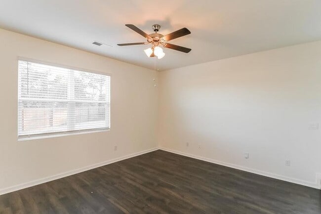 Photo - 520 Whitman Ln