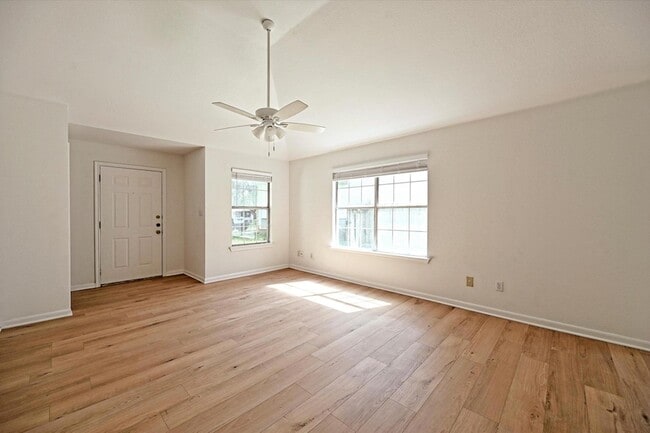 Photo - 108 N Mockingbird Cir