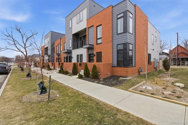 Photo - 2744 Harrison St