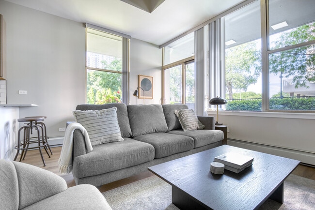 Building Photo - 5600 N Sheridan Rd Unit FL5-ID1383