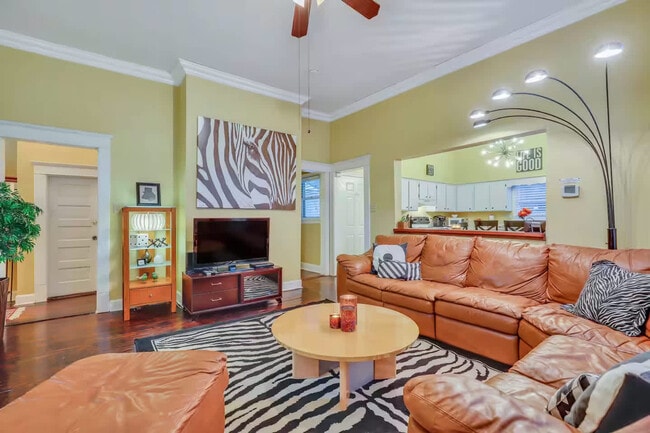 Building Photo - 524 E Duffy St Unit ID1369217P