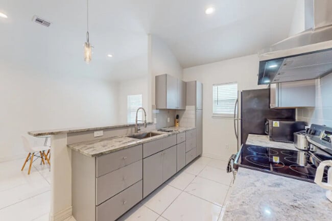 Photo - 702 5th St Unit ID1268425P