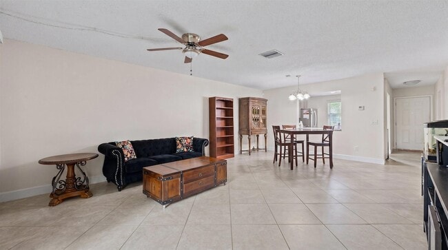 Photo - 1303 Lakeview Dr E