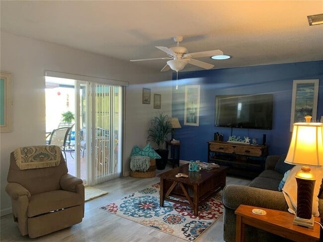 Photo - 571 Bellaire Dr