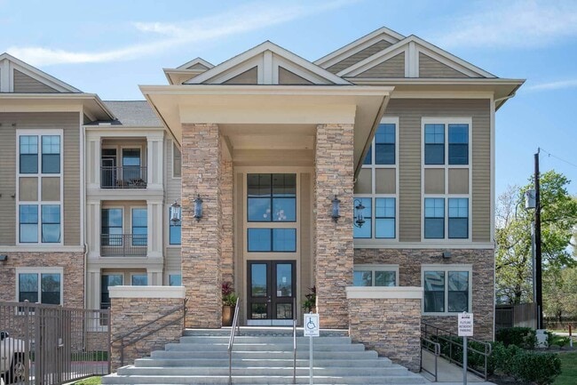 Building Photo - 2121 Ella