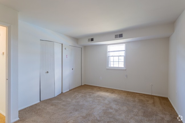 Bedroom - Towne Point Apartments