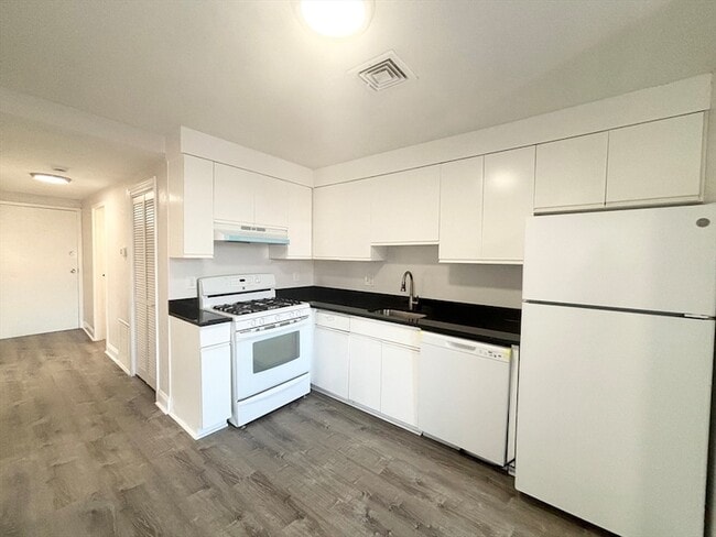 Building Photo - 94 Eastern Ave Unit 7