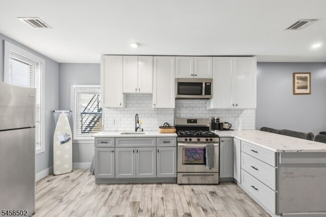 Building Photo - 53 2nd Ave Unit 2