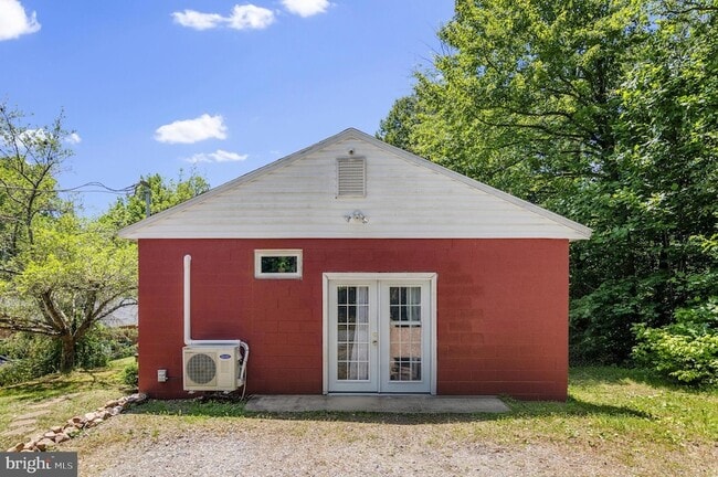 Photo - 579 Leeland Rd