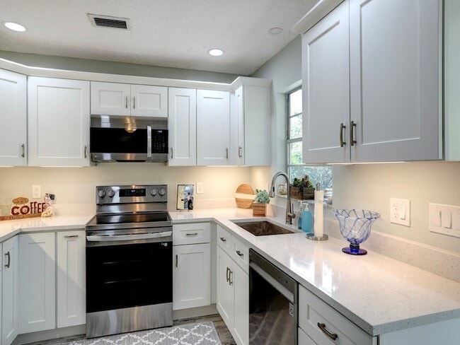 Photo - 1379 Scroll St