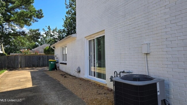 Photo - 933 Glastonbury Cir