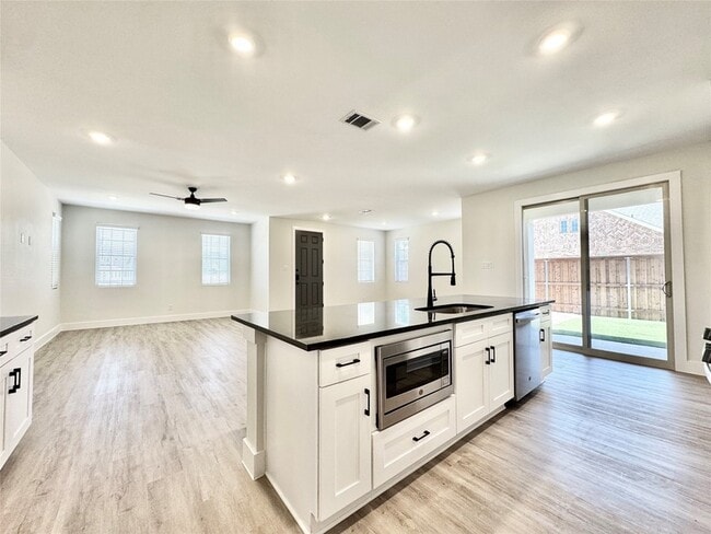 Photo - 8736 Kington