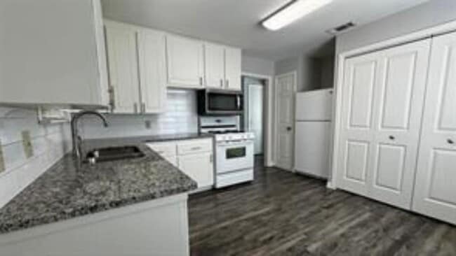 Building Photo - 205 Merritt St