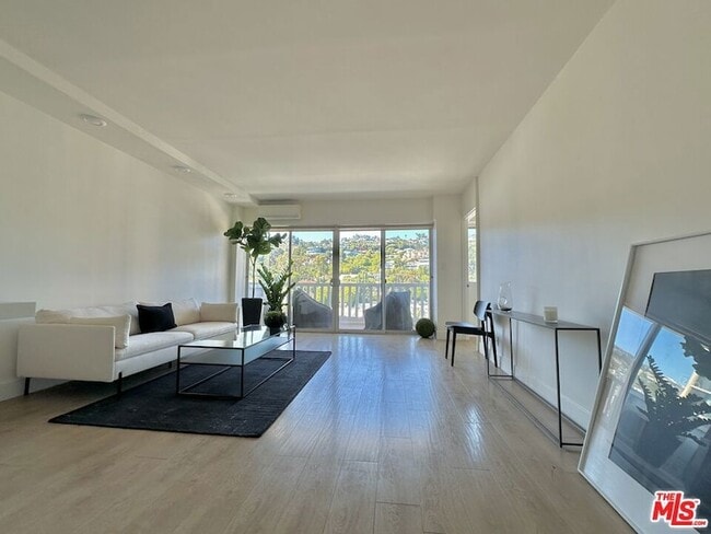 Photo - 999 N Doheny Dr Unit 904
