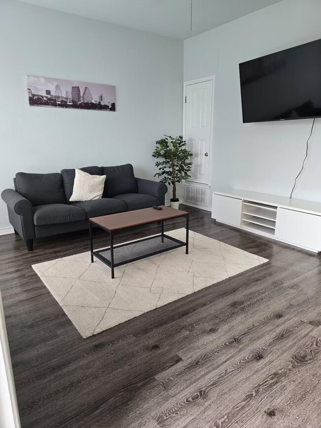 Building Photo - 911 W 22nd St Unit ID1318670P