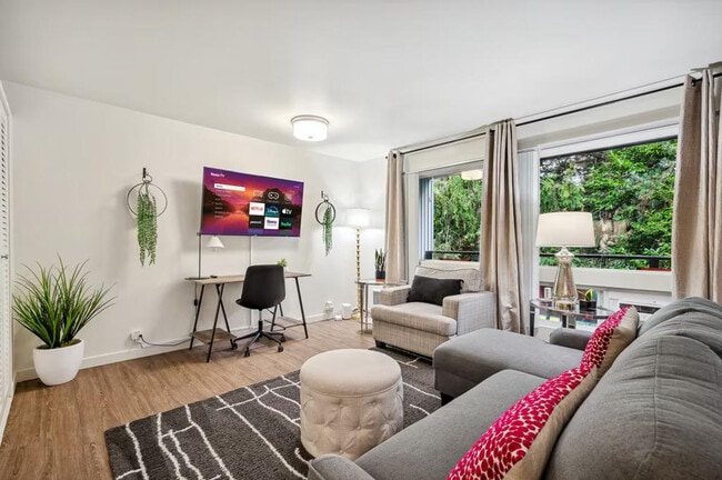 Building Photo - 520 Bellevue Way SE Unit ID1284575P