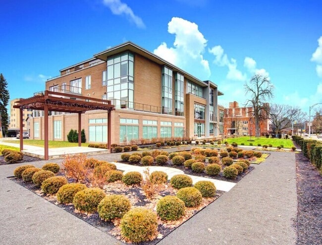 Building Photo - 600 East Ave Luxury Apartments