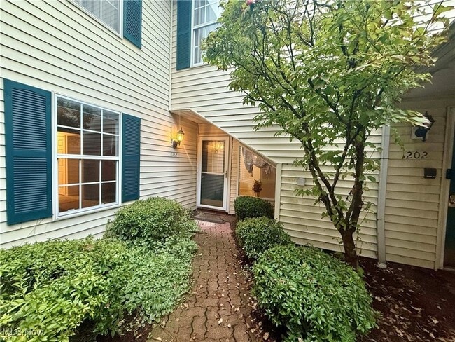 Building Photo - 6221 Center St Unit 102