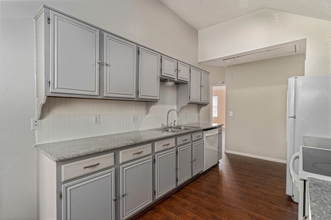 Photo - 588 Lake Forest Dr