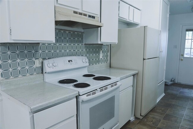 Photo - 9906 Hundred Oaks Cir Unit B