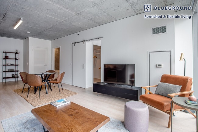 Photo - 311 W Illinois St Unit FL8-ID128