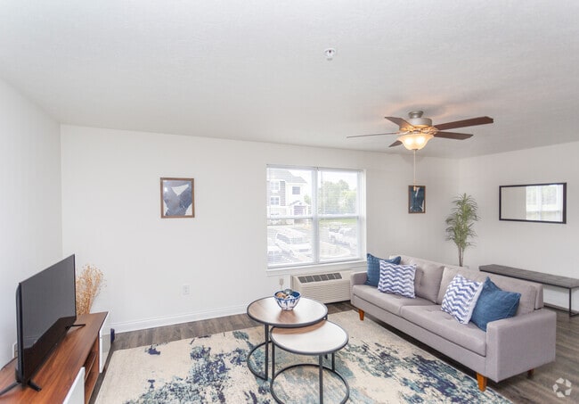 2BR, 2BA - 935 SF - WestRidge Flats