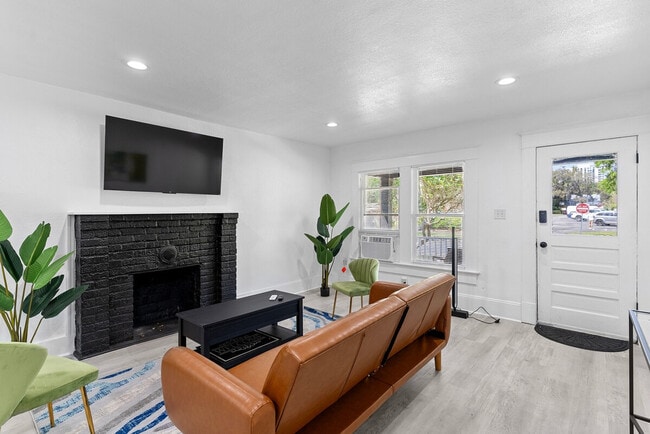 Photo - 316 E Amelia St Unit ID1363947P