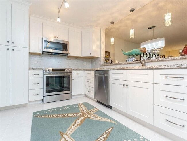 Building Photo - 1147 Hillsboro Mile Unit 209